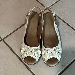 Chic White Patrzia Floral Women's Slingback Shoes